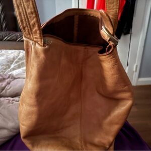 Structured Leather Vintage hobo bag in Tan - Everyday Carry